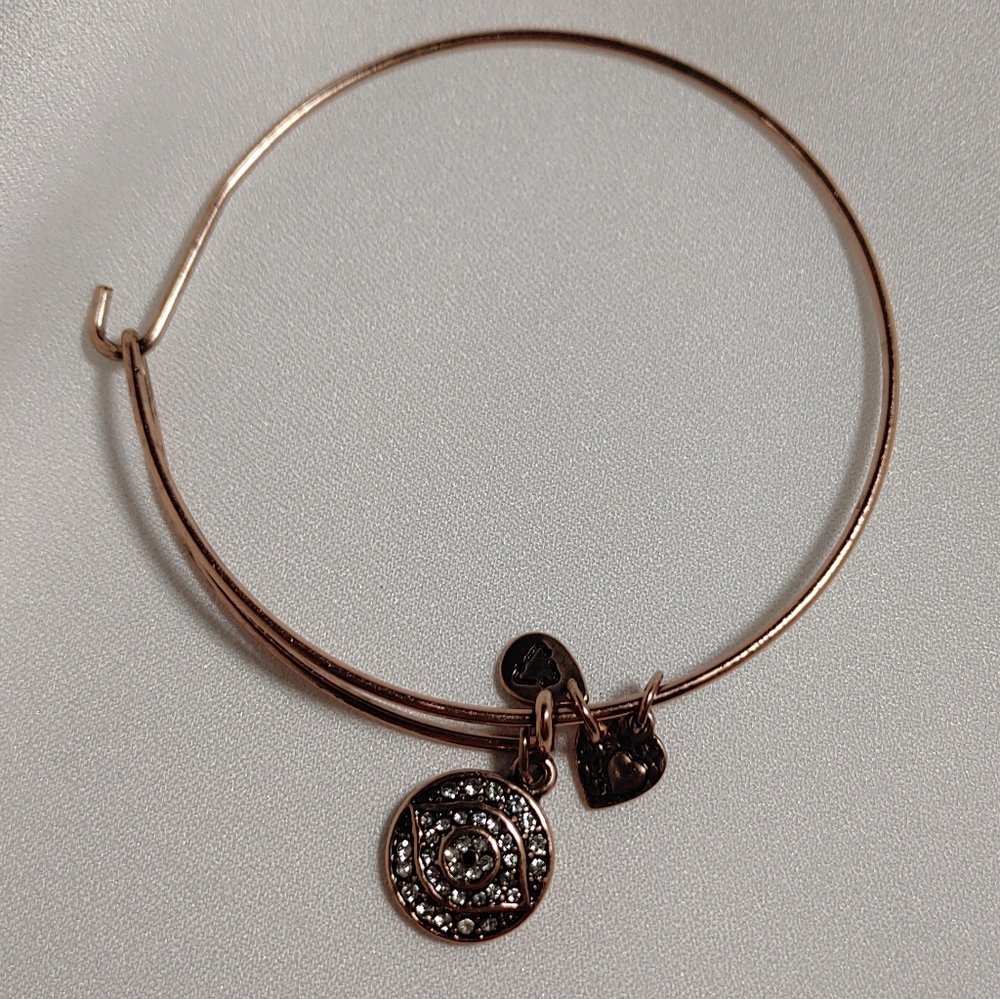 🏷️ Rose Gold Charm Bangle